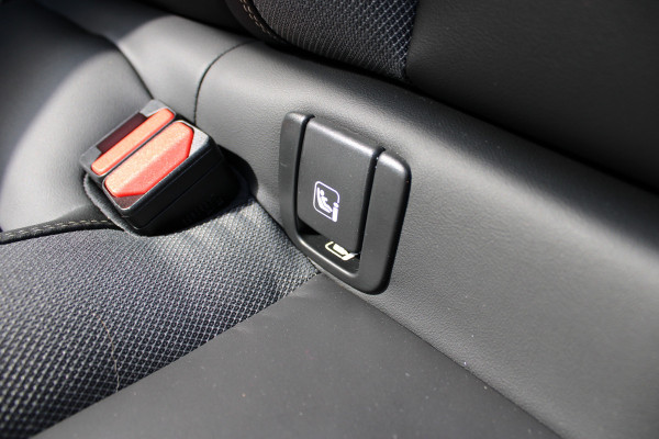 Volvo XC60 2.0 T8 Plug-in hybrid AWD Ultra Black Edition | Luchtvering | B&W | Head-Up | Trekhaak