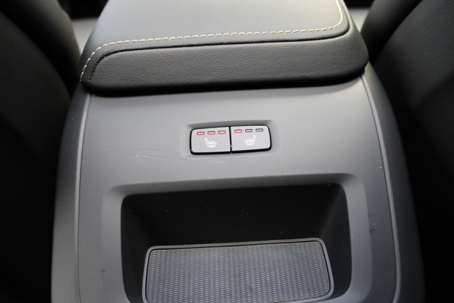 Volvo XC60 2.0 T8 Plug-in hybrid AWD Ultra Black Edition | Luchtvering | B&W | Head-Up | Trekhaak