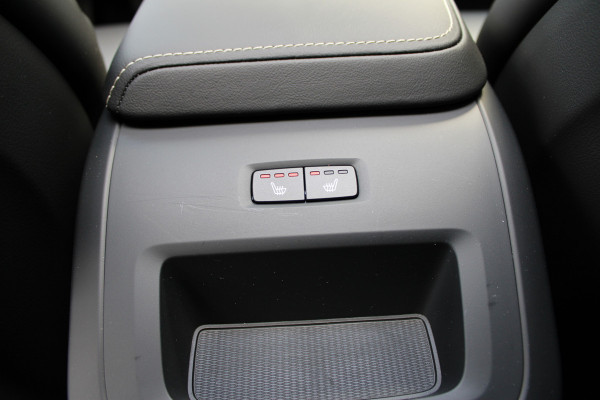 Volvo XC60 2.0 T8 Plug-in hybrid AWD Ultra Black Edition | Luchtvering | B&W | Head-Up | Trekhaak