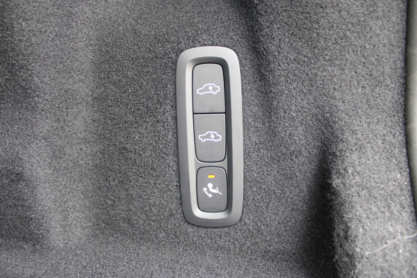 Volvo XC60 2.0 T8 Plug-in hybrid AWD Ultra Black Edition | Luchtvering | B&W | Head-Up | Trekhaak