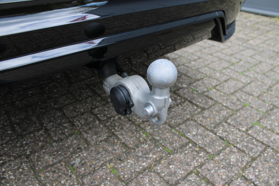 Volvo XC60 2.0 T8 Plug-in hybrid AWD Ultra Black Edition | Luchtvering | B&W | Head-Up | Trekhaak