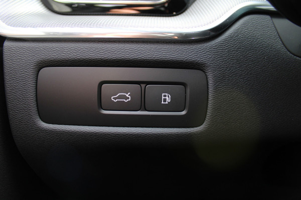 Volvo XC60 2.0 T8 Plug-in hybrid AWD Ultra Black Edition | Luchtvering | B&W | Head-Up | Trekhaak