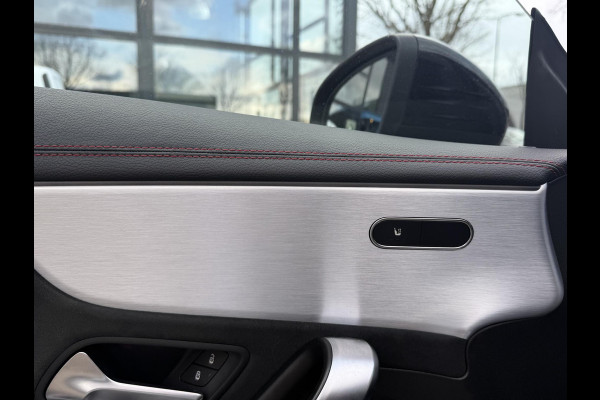 Mercedes-Benz CLA-Klasse 180 Business Solution AMG VAN € 30.900,- VOOR € 28.440,- UW LENTEVOORDEEL € 2.460,-! | PANO | AMG-LINE | STOELVERWARMING | SFEERVERLICHTING| CAMERA| KEYLESS|