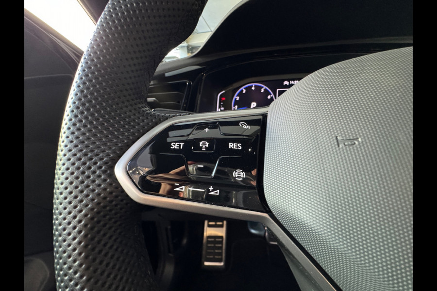 Volkswagen T-Roc 1.5 TSI R-Line Keyless|Camera|IQ|ACC|CarPlay