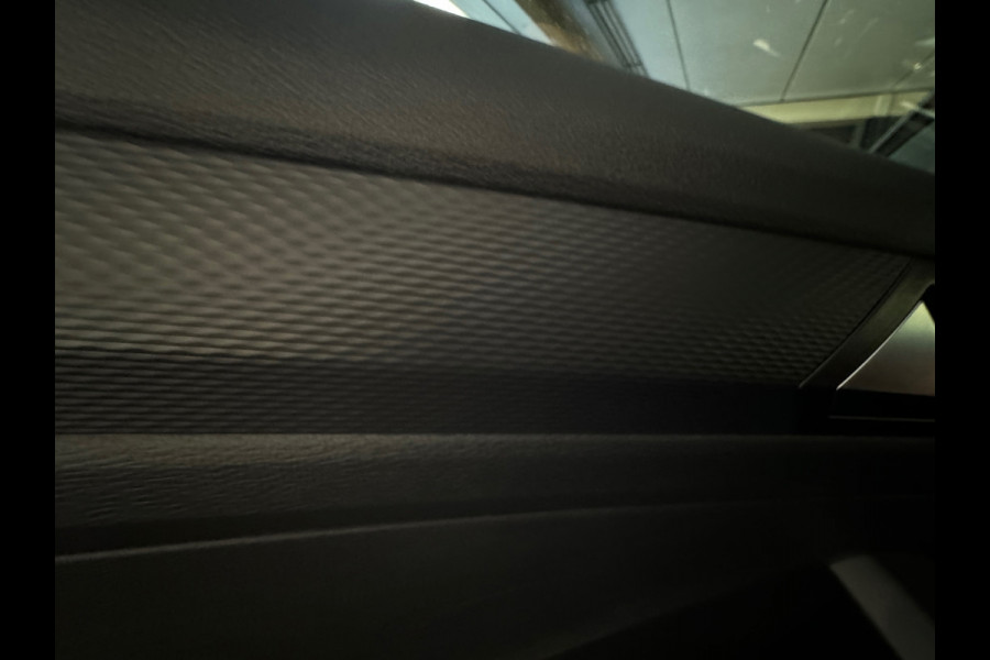 Volkswagen T-Roc 1.5 TSI R-Line Keyless|Camera|IQ|ACC|CarPlay