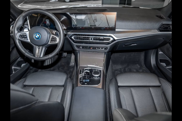 BMW 3 Serie Touring 330e M-SPORT (LCi) ** LED, NAVI+, LEDER, PANORAMA, TREKH, HuD, ACC, 19-inch LMV ** 1e EIG - Ex BMW-AG ** * INFORMEER OOK NAAR ONZE AANTREKKELIJKE FINANCIAL-LEASE TARIEVEN **