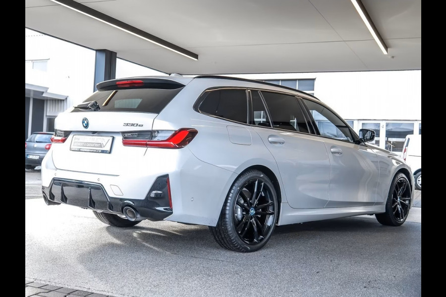 BMW 3 Serie Touring 330e M-SPORT (LCi) ** LED, NAVI+, LEDER, PANORAMA, TREKH, HuD, ACC, 19-inch LMV ** 1e EIG - Ex BMW-AG ** * INFORMEER OOK NAAR ONZE AANTREKKELIJKE FINANCIAL-LEASE TARIEVEN **