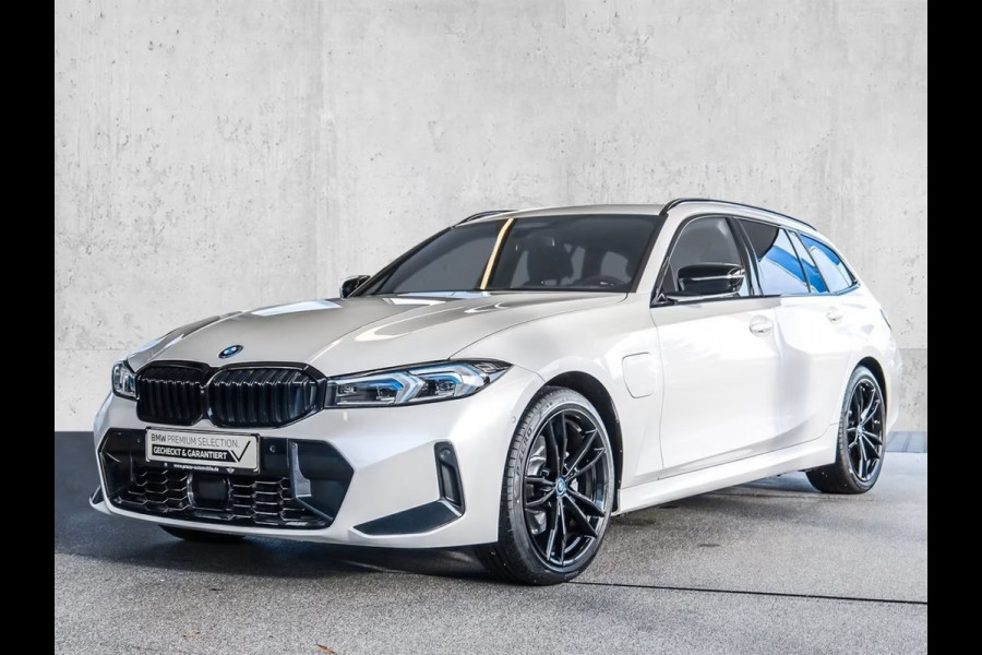 BMW 3 Serie Touring 330e M-SPORT (LCi) ** LED, NAVI+, LEDER, PANORAMA, TREKH, HuD, ACC, 19-inch LMV ** 1e EIG - Ex BMW-AG ** * INFORMEER OOK NAAR ONZE AANTREKKELIJKE FINANCIAL-LEASE TARIEVEN **