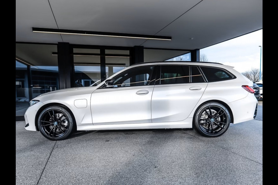 BMW 3 Serie Touring 330e M-SPORT (LCi) ** LED, NAVI+, LEDER, PANORAMA, TREKH, HuD, ACC, 19-inch LMV ** 1e EIG - Ex BMW-AG ** * INFORMEER OOK NAAR ONZE AANTREKKELIJKE FINANCIAL-LEASE TARIEVEN **