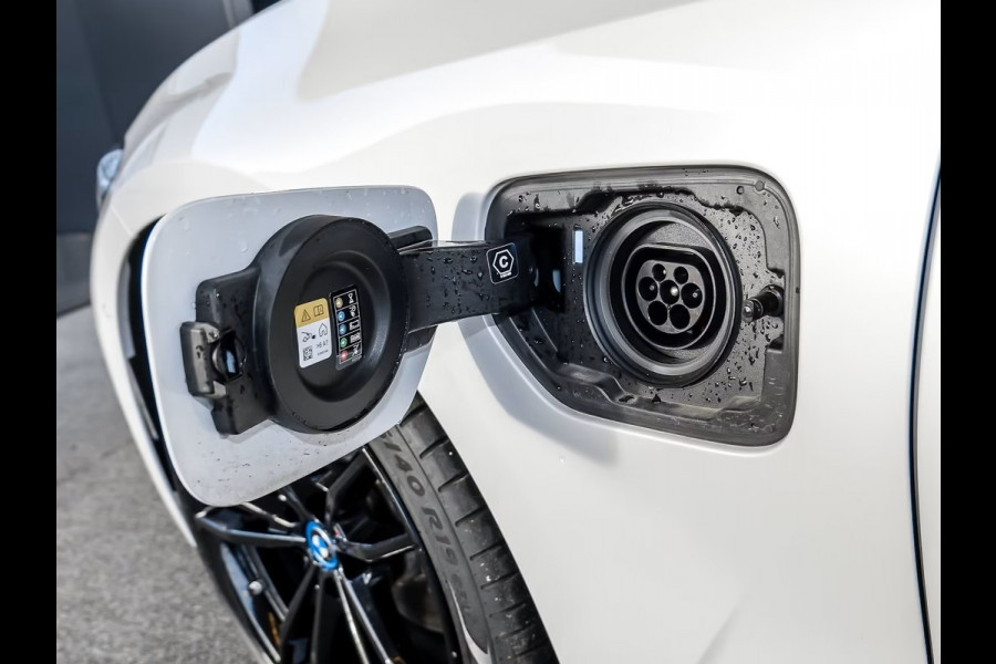 BMW 3 Serie Touring 330e M-SPORT (LCi) ** LED, NAVI+, LEDER, PANORAMA, TREKH, HuD, ACC, 19-inch LMV ** 1e EIG - Ex BMW-AG ** * INFORMEER OOK NAAR ONZE AANTREKKELIJKE FINANCIAL-LEASE TARIEVEN **