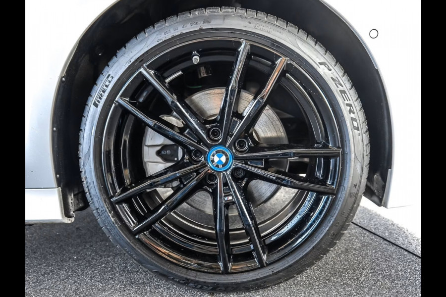 BMW 3 Serie Touring 330e M-SPORT (LCi) ** LED, NAVI+, LEDER, PANORAMA, TREKH, HuD, ACC, 19-inch LMV ** 1e EIG - Ex BMW-AG ** * INFORMEER OOK NAAR ONZE AANTREKKELIJKE FINANCIAL-LEASE TARIEVEN **