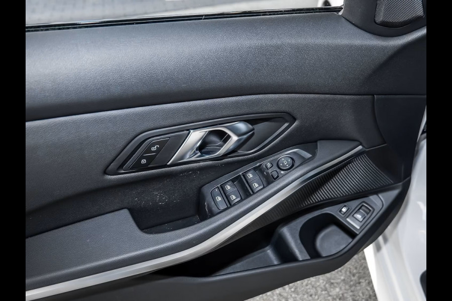 BMW 3 Serie Touring 330e M-SPORT (LCi) ** LED, NAVI+, LEDER, PANORAMA, TREKH, HuD, ACC, 19-inch LMV ** 1e EIG - Ex BMW-AG ** * INFORMEER OOK NAAR ONZE AANTREKKELIJKE FINANCIAL-LEASE TARIEVEN **