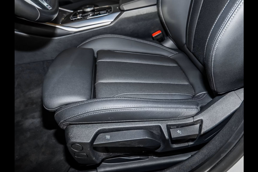 BMW 3 Serie Touring 330e M-SPORT (LCi) ** LED, NAVI+, LEDER, PANORAMA, TREKH, HuD, ACC, 19-inch LMV ** 1e EIG - Ex BMW-AG ** * INFORMEER OOK NAAR ONZE AANTREKKELIJKE FINANCIAL-LEASE TARIEVEN **