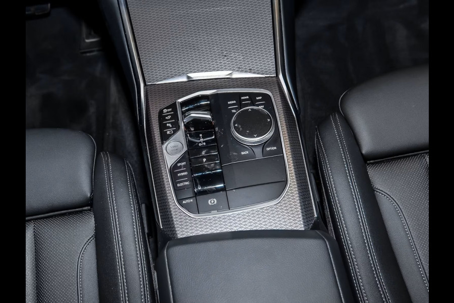 BMW 3 Serie Touring 330e M-SPORT (LCi) ** LED, NAVI+, LEDER, PANORAMA, TREKH, HuD, ACC, 19-inch LMV ** 1e EIG - Ex BMW-AG ** * INFORMEER OOK NAAR ONZE AANTREKKELIJKE FINANCIAL-LEASE TARIEVEN **
