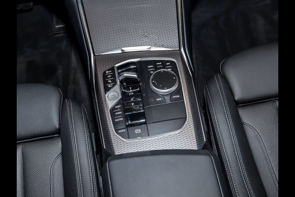 BMW 3 Serie Touring 330e M-SPORT (LCi) ** LED, NAVI+, LEDER, PANORAMA, TREKH, HuD, ACC, 19-inch LMV ** 1e EIG - Ex BMW-AG ** * INFORMEER OOK NAAR ONZE AANTREKKELIJKE FINANCIAL-LEASE TARIEVEN **