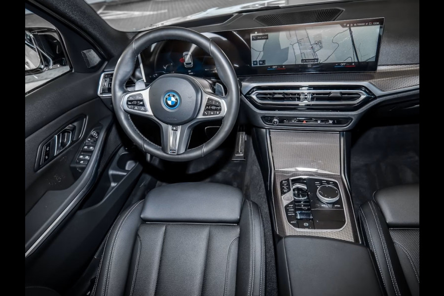 BMW 3 Serie Touring 330e M-SPORT (LCi) ** LED, NAVI+, LEDER, PANORAMA, TREKH, HuD, ACC, 19-inch LMV ** 1e EIG - Ex BMW-AG ** * INFORMEER OOK NAAR ONZE AANTREKKELIJKE FINANCIAL-LEASE TARIEVEN **