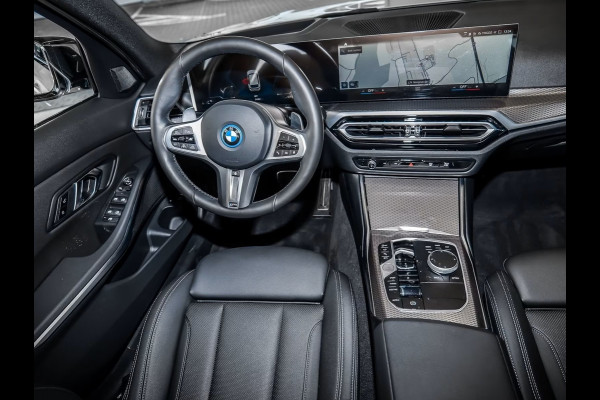BMW 3 Serie Touring 330e M-SPORT (LCi) ** LED, NAVI+, LEDER, PANORAMA, TREKH, HuD, ACC, 19-inch LMV ** 1e EIG - Ex BMW-AG ** * INFORMEER OOK NAAR ONZE AANTREKKELIJKE FINANCIAL-LEASE TARIEVEN **