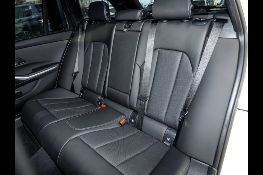 BMW 3 Serie Touring 330e M-SPORT (LCi) ** LED, NAVI+, LEDER, PANORAMA, TREKH, HuD, ACC, 19-inch LMV ** 1e EIG - Ex BMW-AG ** * INFORMEER OOK NAAR ONZE AANTREKKELIJKE FINANCIAL-LEASE TARIEVEN **