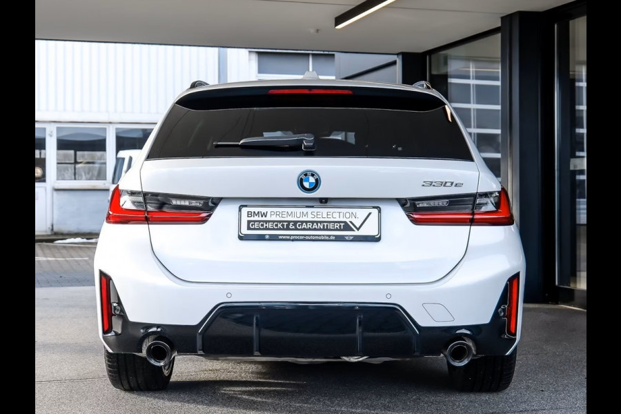 BMW 3 Serie Touring 330e M-SPORT (LCi) ** LED, NAVI+, LEDER, PANORAMA, TREKH, HuD, ACC, 19-inch LMV ** 1e EIG - Ex BMW-AG ** * INFORMEER OOK NAAR ONZE AANTREKKELIJKE FINANCIAL-LEASE TARIEVEN **