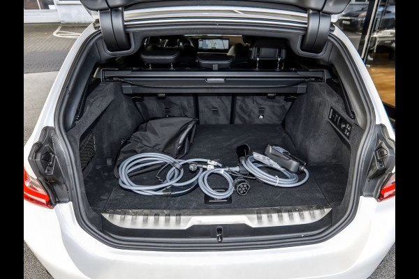 BMW 3 Serie Touring 330e M-SPORT (LCi) ** LED, NAVI+, LEDER, PANORAMA, TREKH, HuD, ACC, 19-inch LMV ** 1e EIG - Ex BMW-AG ** * INFORMEER OOK NAAR ONZE AANTREKKELIJKE FINANCIAL-LEASE TARIEVEN **