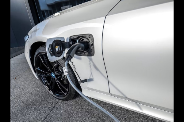 BMW 3 Serie Touring 330e M-SPORT (LCi) ** LED, NAVI+, LEDER, PANORAMA, TREKH, HuD, ACC, 19-inch LMV ** 1e EIG - Ex BMW-AG ** * INFORMEER OOK NAAR ONZE AANTREKKELIJKE FINANCIAL-LEASE TARIEVEN **