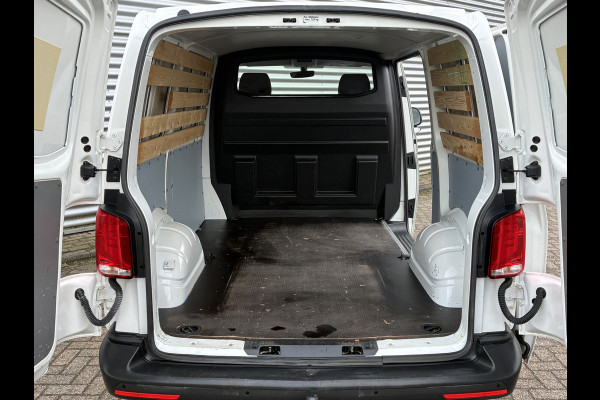 Volkswagen Transporter 2.0 TDI L1H1 Trekhaak Carplay Sensoren Voorruitverwarming Airco