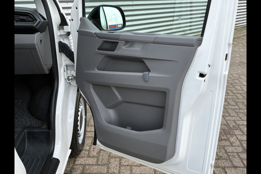 Volkswagen Transporter 2.0 TDI L1H1 Trekhaak Carplay Sensoren Voorruitverwarming Airco