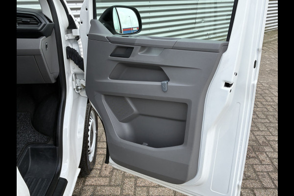 Volkswagen Transporter 2.0 TDI L1H1 Trekhaak Carplay Sensoren Voorruitverwarming Airco