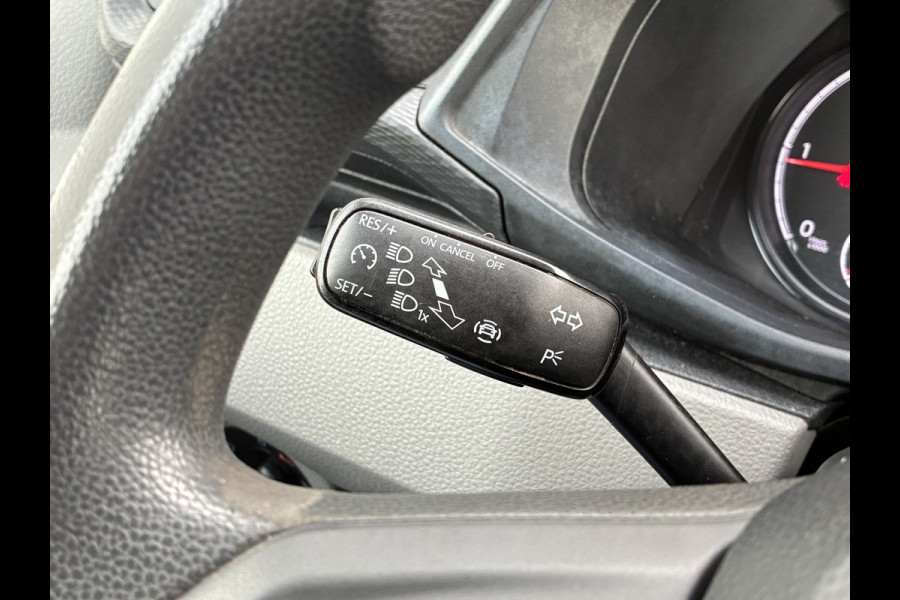 Volkswagen Transporter 2.0 TDI L1H1 Trekhaak Carplay Sensoren Voorruitverwarming Airco
