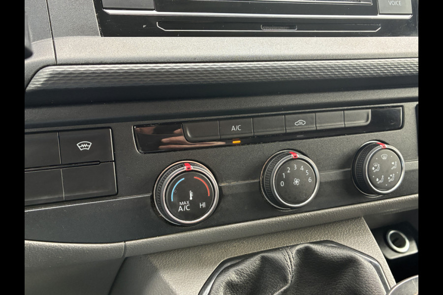 Volkswagen Transporter 2.0 TDI L1H1 Trekhaak Carplay Sensoren Voorruitverwarming Airco