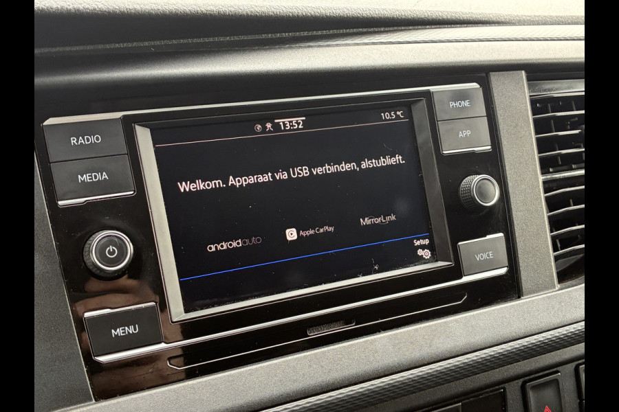 Volkswagen Transporter 2.0 TDI L1H1 Trekhaak Carplay Sensoren Voorruitverwarming Airco