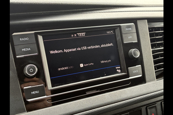 Volkswagen Transporter 2.0 TDI L1H1 Trekhaak Carplay Sensoren Voorruitverwarming Airco