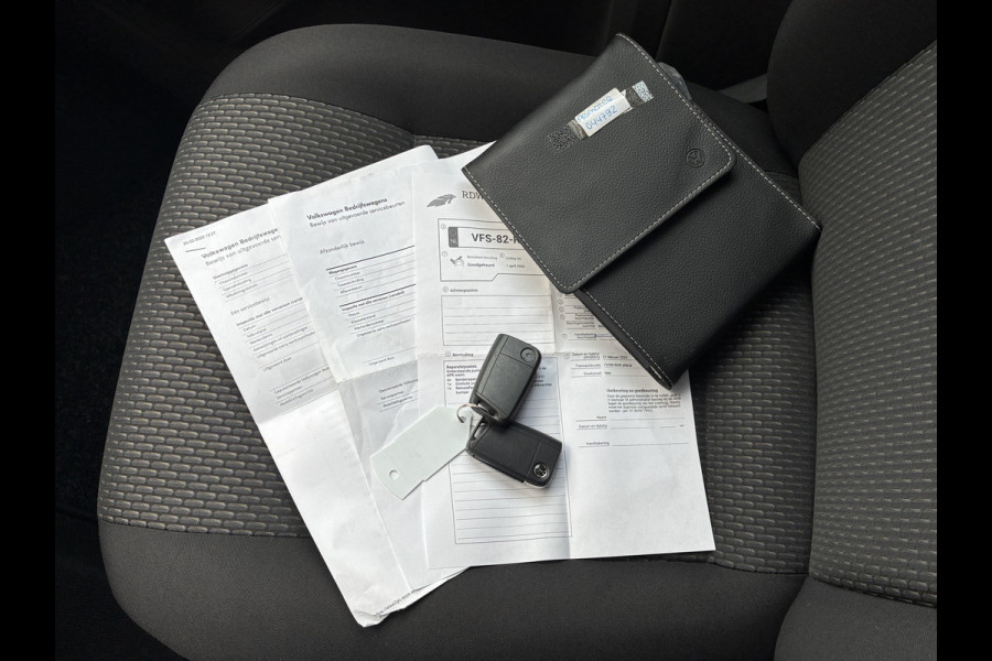 Volkswagen Transporter 2.0 TDI L1H1 Trekhaak Carplay Sensoren Voorruitverwarming Airco