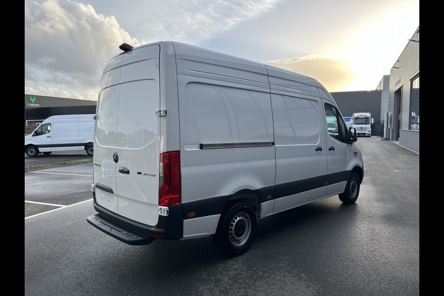 Mercedes-Benz Sprinter 317 CDI L2 H2 Pro Facelift / MBUX / Navigatie / Camera / Geveerde stoel / Cruise control / Airco / 270 Graden achterdeuren