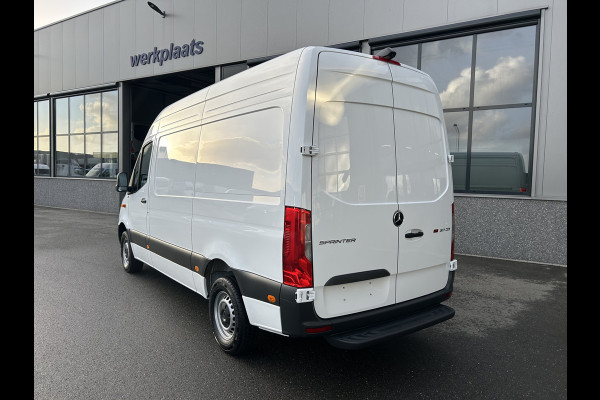 Mercedes-Benz Sprinter 317 CDI L2 H2 Pro Facelift / MBUX / Navigatie / Camera / Geveerde stoel / Cruise control / Airco / 270 Graden achterdeuren