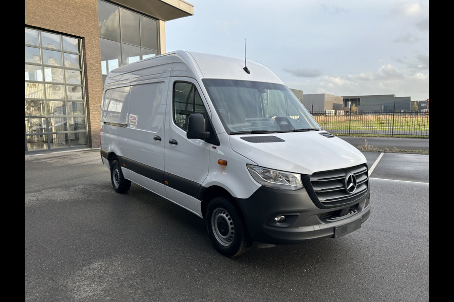 Mercedes-Benz Sprinter 317 CDI L2 H2 Pro Facelift / MBUX / Navigatie / Camera / Geveerde stoel / Cruise control / Airco / 270 Graden achterdeuren