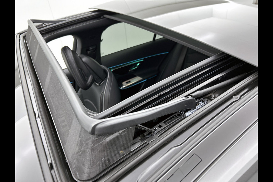 Mercedes-Benz E-Klasse 300 e Sport Edition AMG Line | Panorama Schuif-Kanteldak | Distronic | Lederen bekleding | Alarm | Parkeerpakket met 360°-camera | 20 Inch AMG Velgen. Inclusief 24 maanden MB Certified garantie voor Europa.