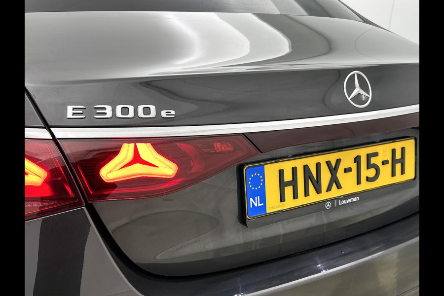 Mercedes-Benz E-Klasse 300 e Sport Edition AMG Line | Panorama Schuif-Kanteldak | Distronic | Lederen bekleding | Alarm | Parkeerpakket met 360°-camera | 20 Inch AMG Velgen. Inclusief 24 maanden MB Certified garantie voor Europa.