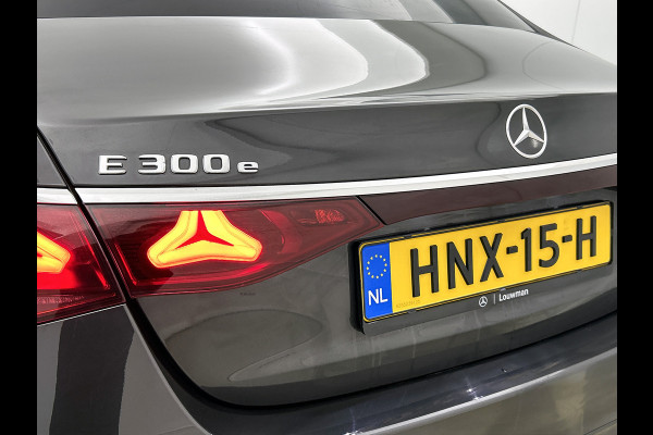 Mercedes-Benz E-Klasse 300 e Sport Edition AMG Line | Panorama Schuif-Kanteldak | Distronic | Lederen bekleding | Alarm | Parkeerpakket met 360°-camera | 20 Inch AMG Velgen. Inclusief 24 maanden MB Certified garantie voor Europa.
