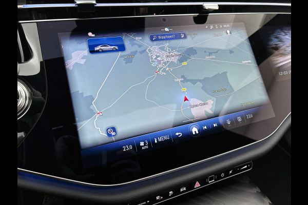 Mercedes-Benz E-Klasse 300 e Sport Edition AMG Line | Panorama Schuif-Kanteldak | Distronic | Lederen bekleding | Alarm | Parkeerpakket met 360°-camera | 20 Inch AMG Velgen. Inclusief 24 maanden MB Certified garantie voor Europa.