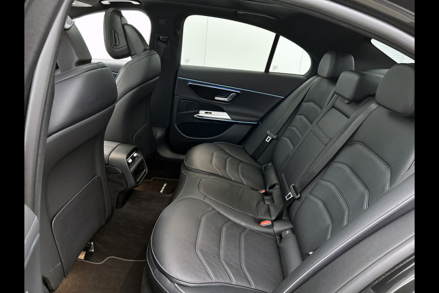 Mercedes-Benz E-Klasse 300 e Sport Edition AMG Line | Panorama Schuif-Kanteldak | Distronic | Lederen bekleding | Alarm | Parkeerpakket met 360°-camera | 20 Inch AMG Velgen. Inclusief 24 maanden MB Certified garantie voor Europa.