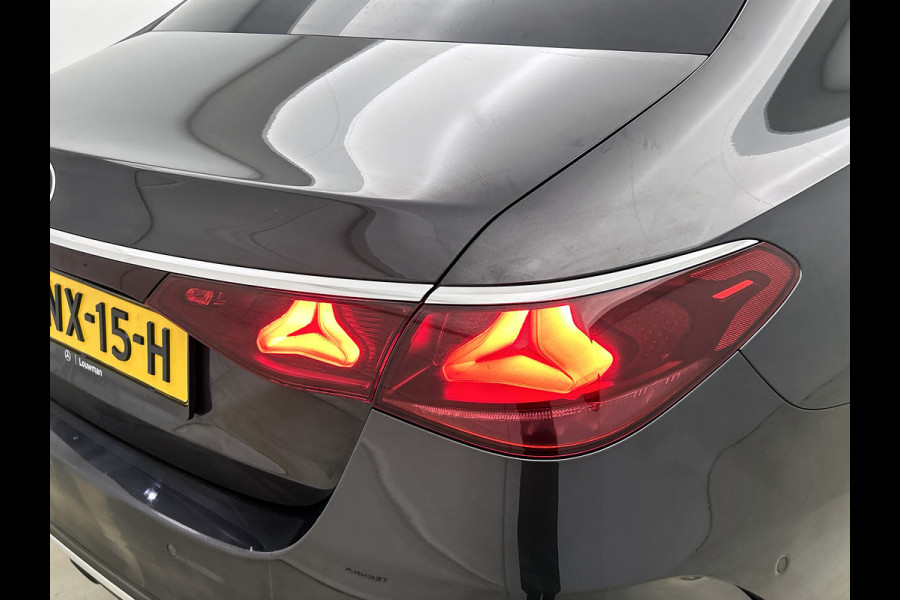 Mercedes-Benz E-Klasse 300 e Sport Edition AMG Line | Panorama Schuif-Kanteldak | Distronic | Lederen bekleding | Alarm | Parkeerpakket met 360°-camera | 20 Inch AMG Velgen. Inclusief 24 maanden MB Certified garantie voor Europa.