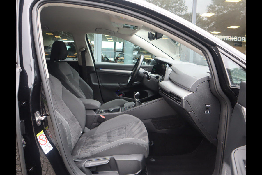 Volkswagen Golf 1.5 TSI Life Business Navi / LED /Camera / Trekh / Climate BTW auto