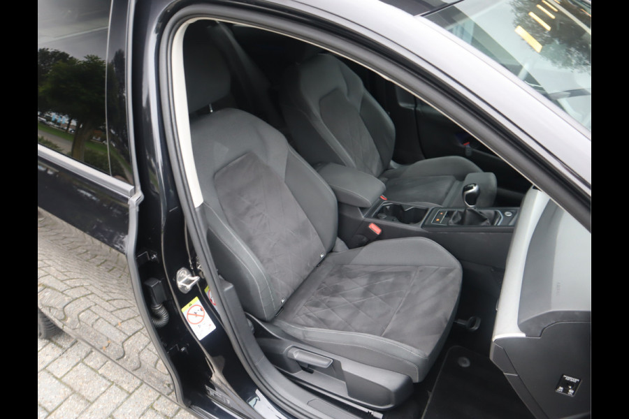 Volkswagen Golf 1.5 TSI Life Business Navi / LED /Camera / Trekh / Climate BTW auto