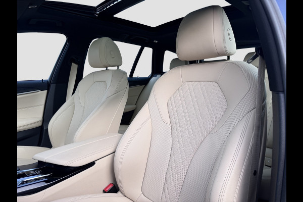 BMW 5 Serie Touring 530e M-Sport | Pano | Trekhaak | Laser | Head Up | Driving Assist Pro | Keyless | Dealer onderhouden | 1e eig.