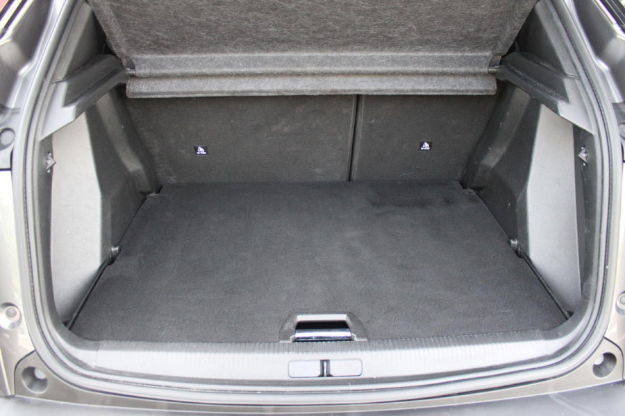 Peugeot 2008 1.2 130PK GT | NAVIGATIE 10" TOUCHSCREEN | APPLE CARPLAY/ANDROID AUTO | ADAPTIVE CRUISE CONTROL | FULL LED KOPLAMPEN | ACHTERUITRIJ CAMERA | 3-D COCKPIT | KEYLESS ENTRY/START | STOEL VERWARMING | DODEHOEK BEWAKING | ALL SEASON BANDEN |