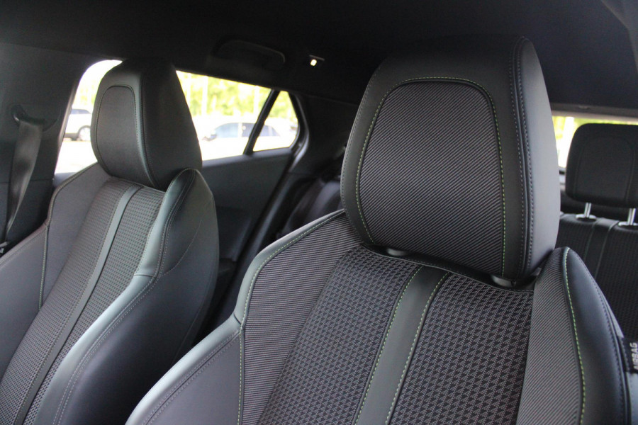 Peugeot 2008 1.2 130PK GT | NAVIGATIE 10" TOUCHSCREEN | APPLE CARPLAY/ANDROID AUTO | ADAPTIVE CRUISE CONTROL | FULL LED KOPLAMPEN | ACHTERUITRIJ CAMERA | 3-D COCKPIT | KEYLESS ENTRY/START | STOEL VERWARMING | DODEHOEK BEWAKING | ALL SEASON BANDEN |