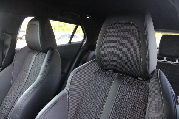 Peugeot 2008 1.2 130PK GT | NAVIGATIE 10" TOUCHSCREEN | APPLE CARPLAY/ANDROID AUTO | ADAPTIVE CRUISE CONTROL | FULL LED KOPLAMPEN | ACHTERUITRIJ CAMERA | 3-D COCKPIT | KEYLESS ENTRY/START | STOEL VERWARMING | DODEHOEK BEWAKING | ALL SEASON BANDEN |