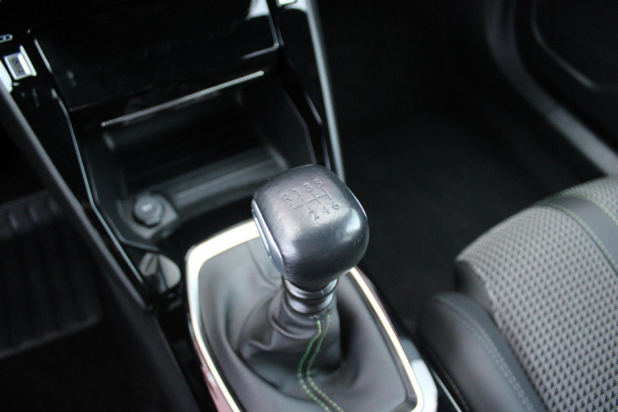 Peugeot 2008 1.2 130PK GT | NAVIGATIE 10" TOUCHSCREEN | APPLE CARPLAY/ANDROID AUTO | ADAPTIVE CRUISE CONTROL | FULL LED KOPLAMPEN | ACHTERUITRIJ CAMERA | 3-D COCKPIT | KEYLESS ENTRY/START | STOEL VERWARMING | DODEHOEK BEWAKING | ALL SEASON BANDEN |