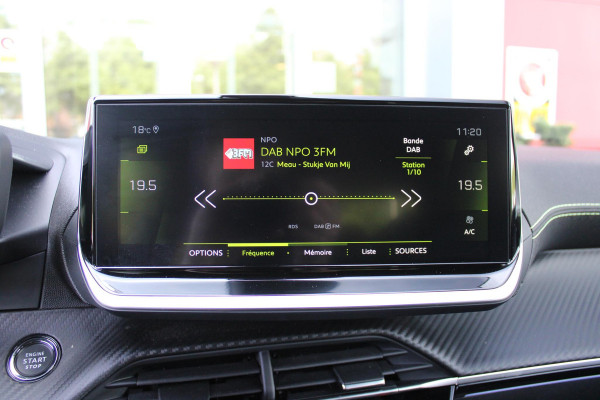 Peugeot 2008 1.2 130PK GT | NAVIGATIE 10" TOUCHSCREEN | APPLE CARPLAY/ANDROID AUTO | ADAPTIVE CRUISE CONTROL | FULL LED KOPLAMPEN | ACHTERUITRIJ CAMERA | 3-D COCKPIT | KEYLESS ENTRY/START | STOEL VERWARMING | DODEHOEK BEWAKING | ALL SEASON BANDEN |